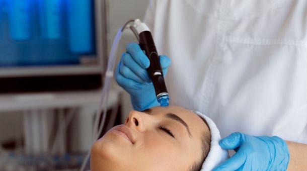 HydraFacial Behandlung mit modernem Gerät – Tiefenreinigung und Feuchtigkeitspflege.