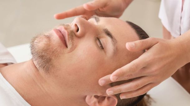 Reiki Behandlung – sanfte Entspannung und Energiearbeit für Körper und Geist.